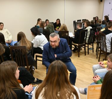 mężczyzna rozmawiający z młodzieżą