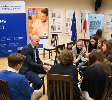 mężczyzna rozmawiający z młodzieżą