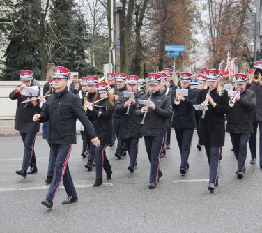 przemarsz orkiestry dętej przez ul. Warszawską