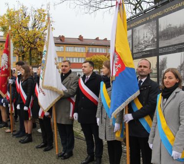 poczty sztandarowe zgromadzone na placu stary rynek, na pierwszym planie sztandar miasta