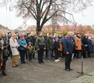 mieszkańcy miasta podczas oficjalnych uroczystości