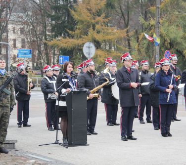 kobieta wygłasza przemówienie stojąc przy mównicy