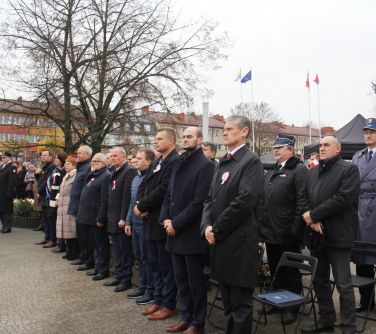 zebrani goście śpiewają hymn państwowy