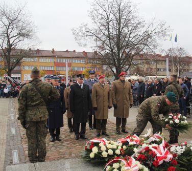 przedstawiciele wojska składają wiązankę pod pomnikiem niepodległości