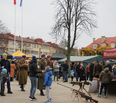 widok na uczestników wydarzenia"miasteczko niepodległosciowe"