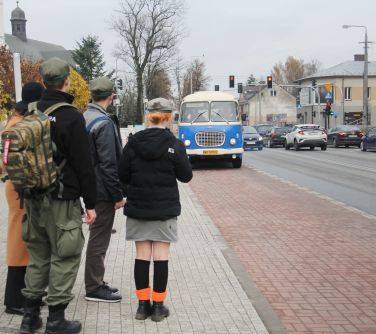 młodzi ludzie czekajacy na przyjazd autobusu - historycznego "ogórka"