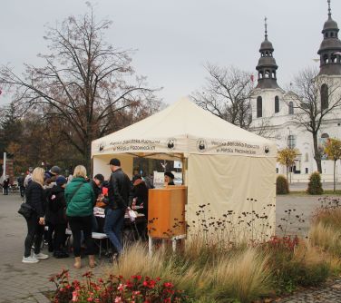 namiot promocyjny MBP na placu stary rynek