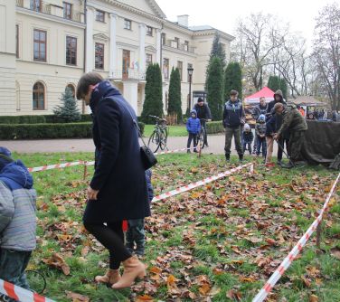 kobieta z dziećmi na torze saperskim