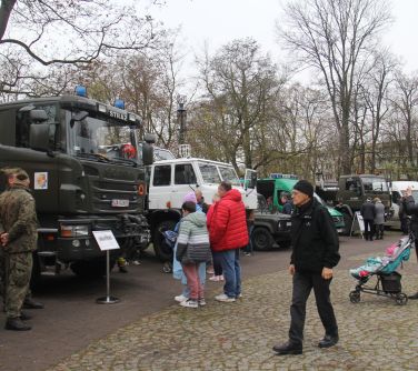 wystawa pojazdów wojskowych przy Miejskim Domu Kultury