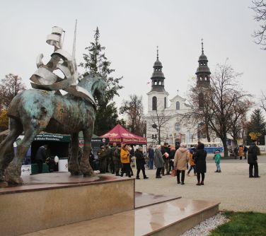 widok na namioty promocyjne rozmieszczone na placu stary rynek