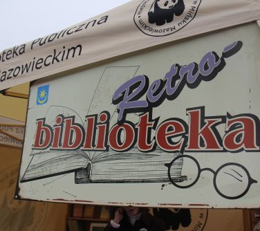 szyld z napisem "retrobiblioteka"