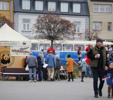 widok na plac stary rynek, w tle napiot biblioteki oraz autobus historyczny