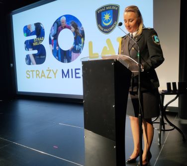 komendant straży miejskiej przemawia przy mównicy