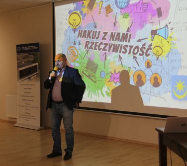 mężczyzna przemawia do mikrofonu