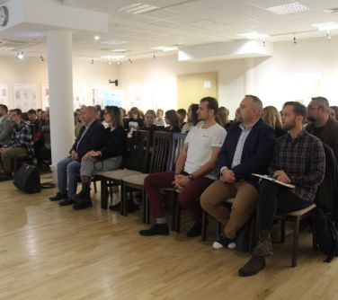 publiczność słuchająca gości