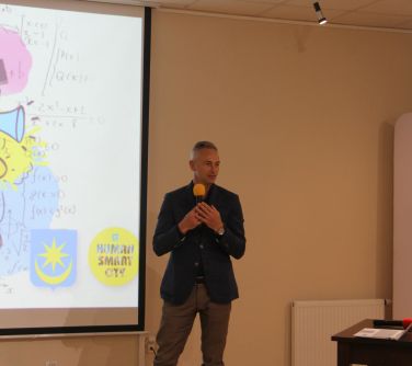 mężczyzna przemawia do mikrofonu
