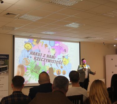 mężczyzna przemawia do mikrofonu