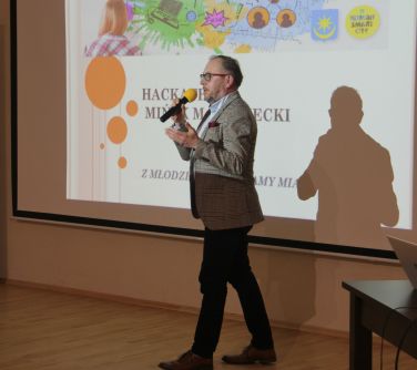 mężczyzna przemawia do mikrofonu