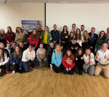 uczestnicy spotkania pozują do grupowego zdjęcia