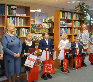 laureaci konkursu pozują do wspólnego zdjecia