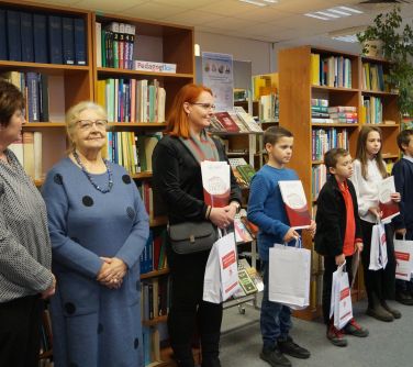 laureaci konkursu pozują do wspólnego zdjecia
