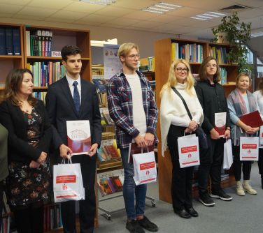 laureaci konkursu pozują do wspólnego zdjecia