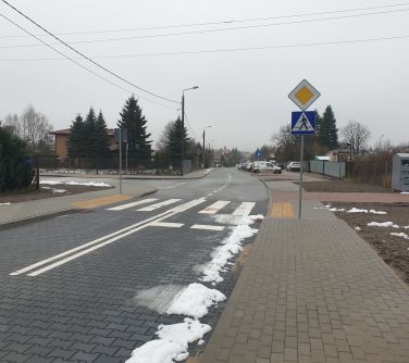 Na zewnątrz, pochmurny dzień. Ulica zdjęcie przed przejściem dla pieszych, skrzyżowanie za pasami, w tle po lewej samochód