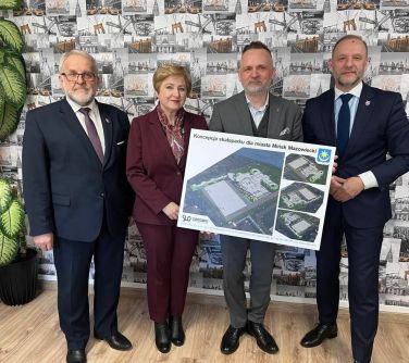 cztery osoby stoją trzymają plansze w rękach