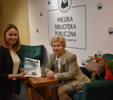dwie kobiety pozują do zdjęcia