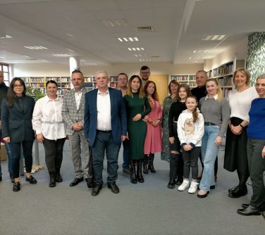 osoby stoją w półkolu pozują do zdjęcia