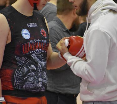 zawodnik razem z sędzią rozmawiają