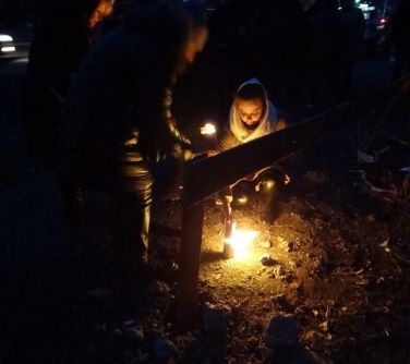 kobieta w ciemności zapala świecę