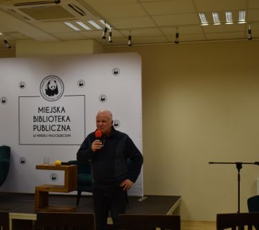 mężczyzna przemawia do mikrofonu