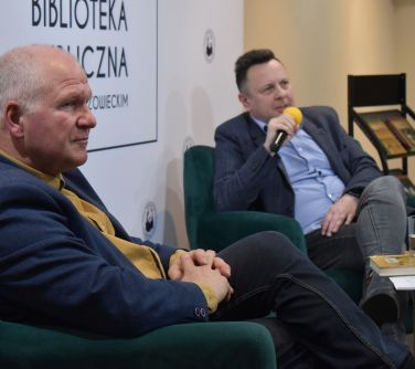 dwóch mężczyzn siedzi na fotelu jeden przemawia