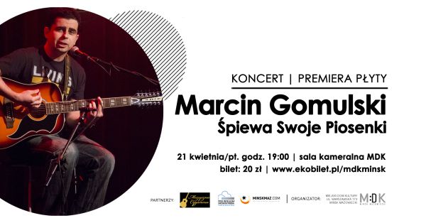 po lewej stronie w kole mężczyzna siedzi na krześle, w reku trzyma gitarę, śpiewa do mikrofonu, po prawej stronie...