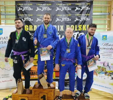 czterech mężczyzn stoi na podium