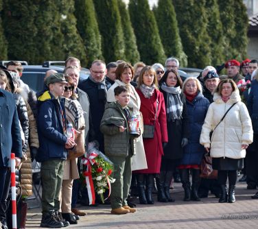 osoby stoją w półkolu