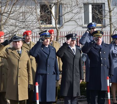 mundurowi salutują