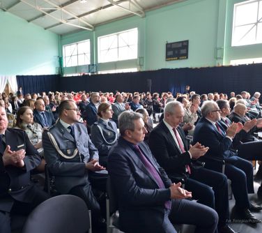 osoby siedzące na krzesłach, słuchają wystepów