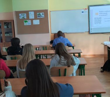 zdjęcie uczniów siedzących w ławkach szkolnych