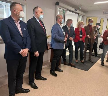 zdjęcie osób stojących na wyremontowanym korytarzu szpitalnym