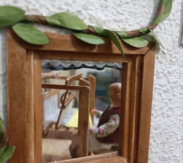 widok przez miniaturowe okienko
