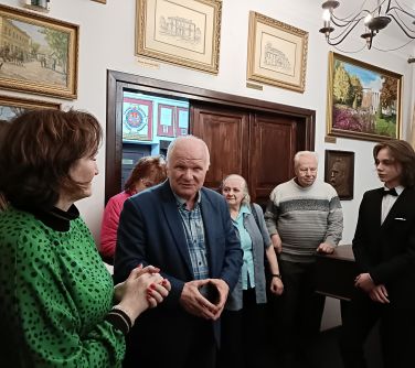 osoby stoja w pomieszczeniu rozmawiają