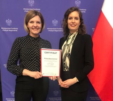dwie kobiety pozują do zdjęcia trzymają w rekach certyfikat