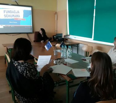 osoby szkola się, na tablicy wyświetlony napis Fundacja Schumana