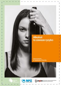 zdjęcie nastolatki trzymającej przed częścią twarzy butelkę , przed butelką hasło alkohol to zawsze ryzyko