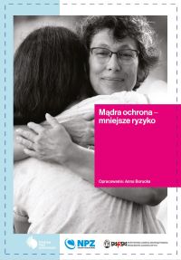 kobieta w okularach przytula nastolatkę, która stoi tyłem, przed nimi hasło Mądra ochrona - mniejsze ryzko