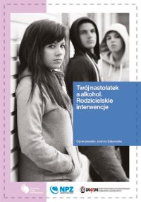 nastolatka stoi oparta o ścianę , w tle dwie osoby, przed nimi hasło Twój nastolatek a alkohol. Rodzicielskie interwencje