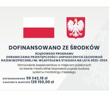 Na szarym tle tablica informacyjna. Na górze flaga i godło Polski. Na dole informacje.