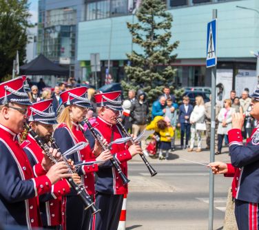 orkiestra dęta gra na instrumentach